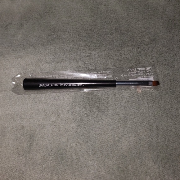 body shop concealer brush